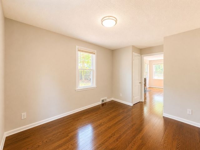 4 Wolfe St, Springfield, MA 01020