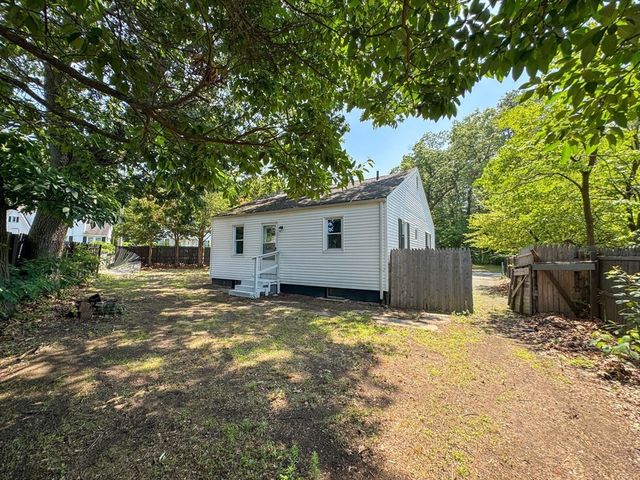 4 Wolfe St, Springfield, MA 01020