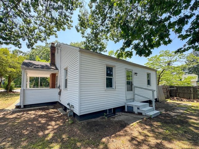 4 Wolfe St, Springfield, MA 01020