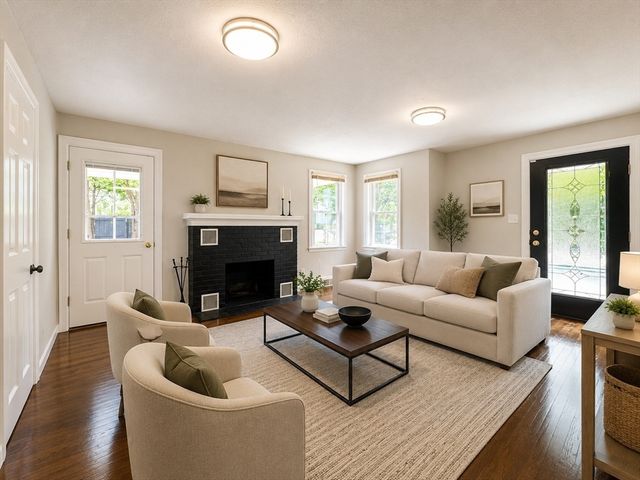 4 Wolfe St, Springfield, MA 01020
