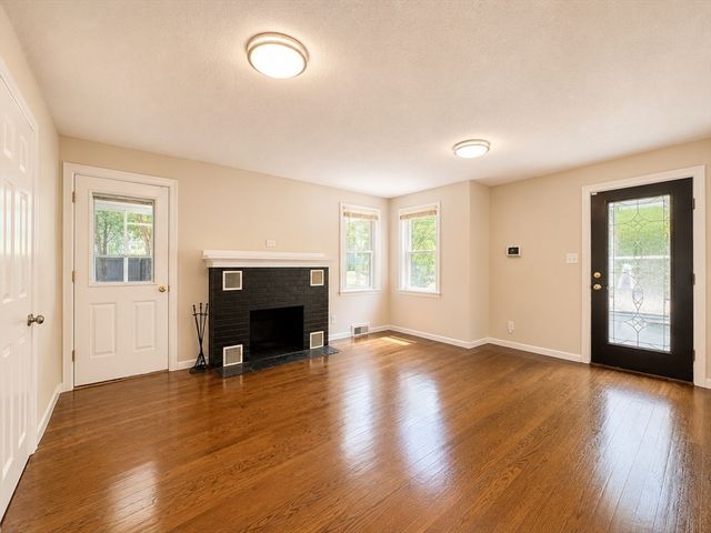 4 Wolfe St, Springfield, MA 01020