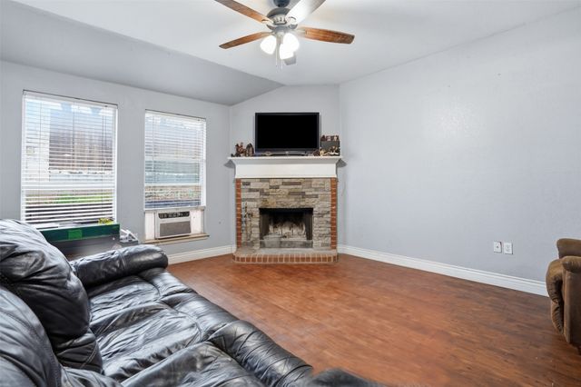 211 Jacinth Lane, Granbury, TX 76049