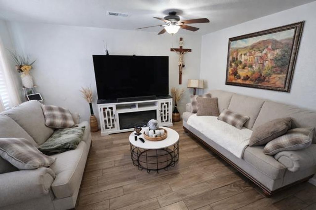 Image 3 of property listing at 23663 Uvas Avenue, Madera, CA 93637