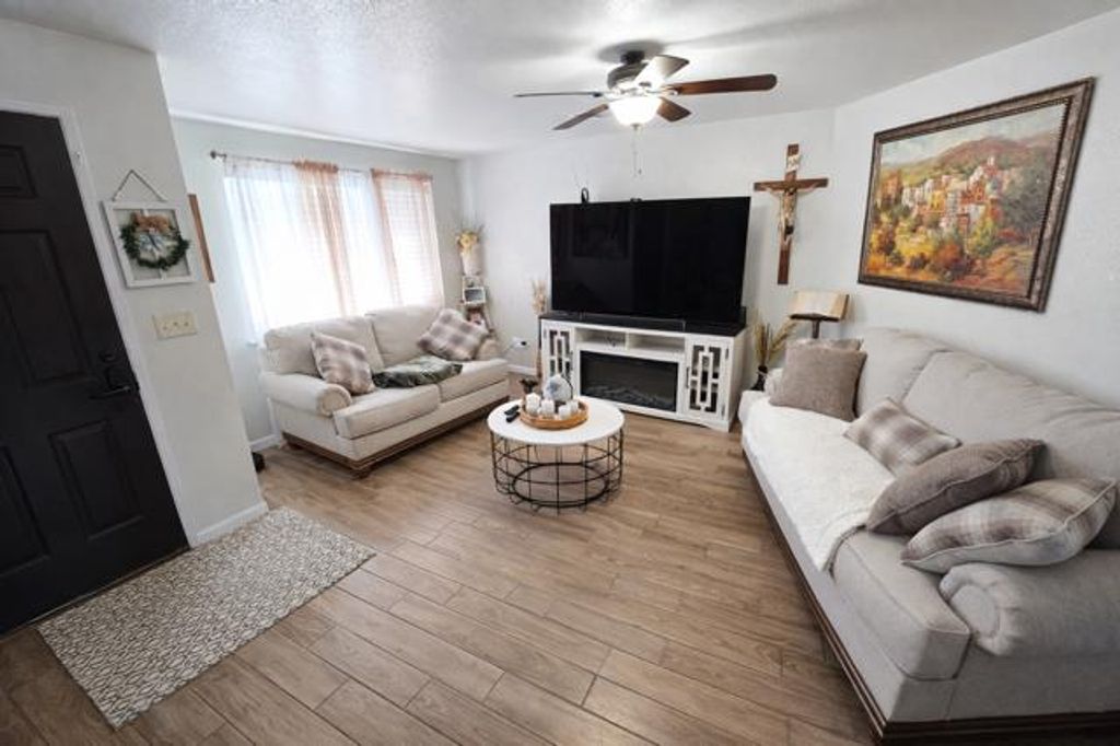 Image 4 of property listing at 23663 Uvas Avenue, Madera, CA 93637