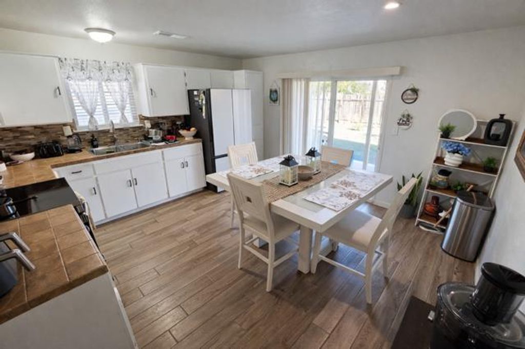 Image 5 of property listing at 23663 Uvas Avenue, Madera, CA 93637