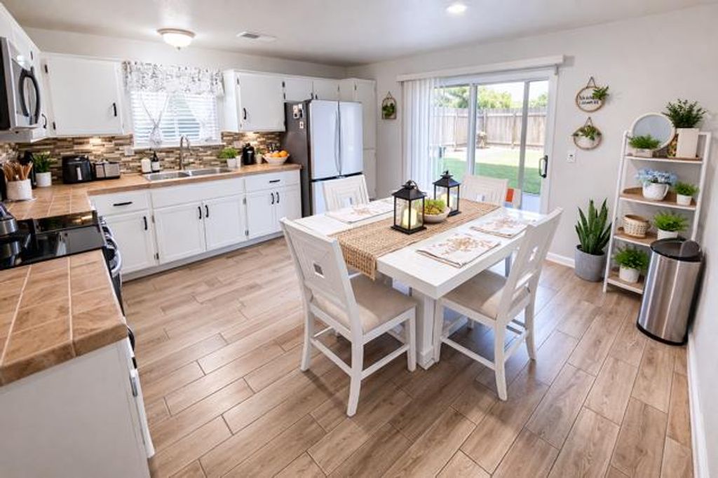 Image 6 of property listing at 23663 Uvas Avenue, Madera, CA 93637