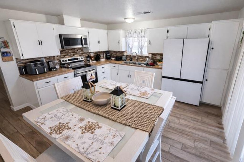 Image 7 of property listing at 23663 Uvas Avenue, Madera, CA 93637