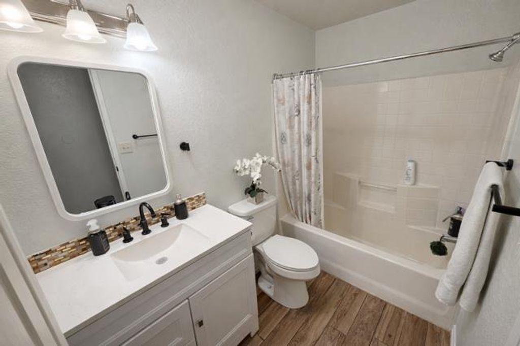 Image 8 of property listing at 23663 Uvas Avenue, Madera, CA 93637