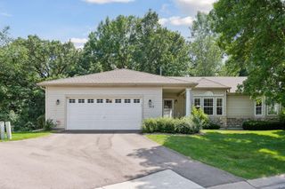 913 Carriage Lane, Chaska, MN 55318