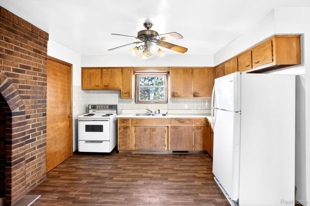 1397 N Seymour Road, Clayton Charter Township, MI 48433