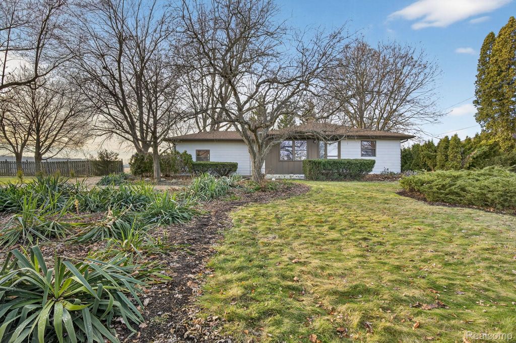 1397 N Seymour Road, Clayton Charter Township, MI 48433