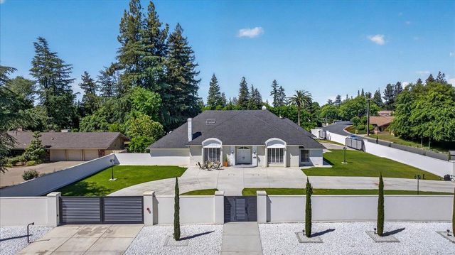 5261 N Van Ness Boulevard, Fresno, CA 93711
