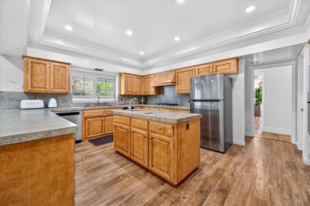 5261 N Van Ness Boulevard, Fresno, CA 93711