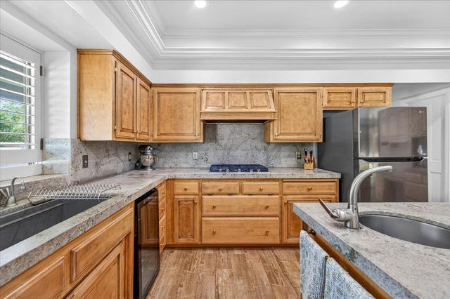 5261 N Van Ness Boulevard, Fresno, CA 93711