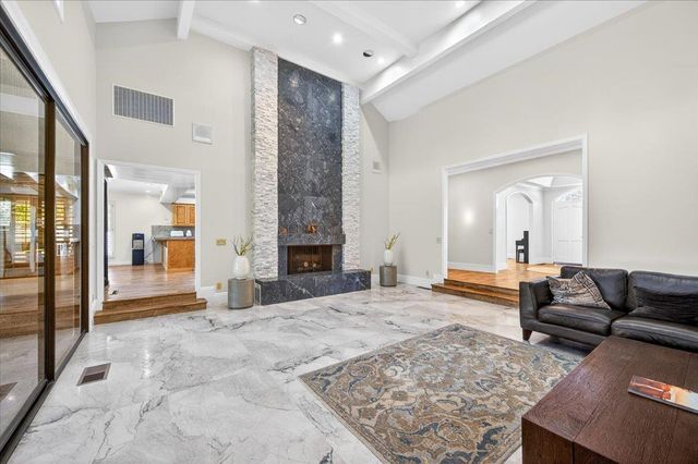 5261 N Van Ness Boulevard, Fresno, CA 93711
