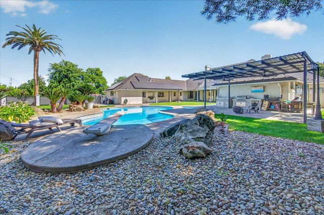 5261 N Van Ness Boulevard, Fresno, CA 93711