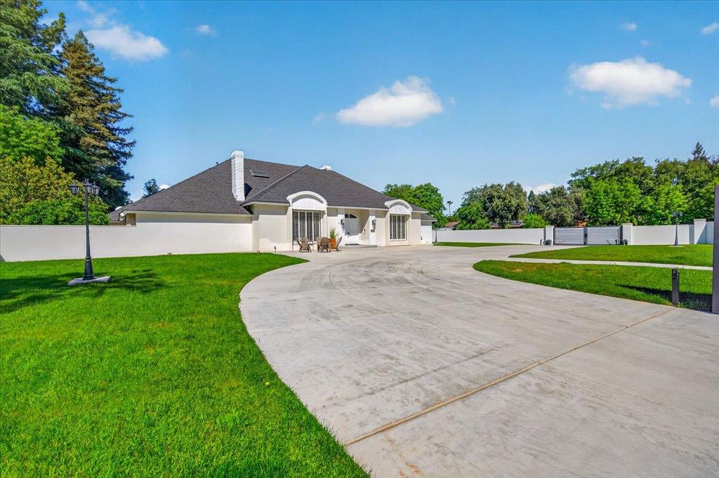 Image 15 of property listing at 5261 N Van Ness Boulevard, Fresno, CA 93711
