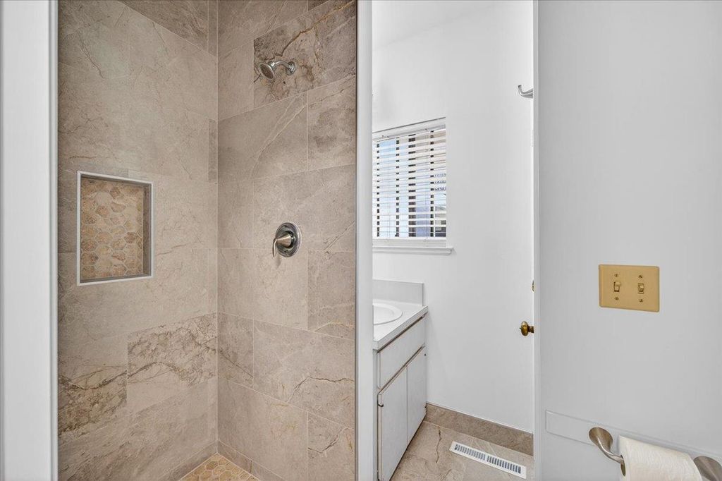 Image 42 of property listing at 5261 N Van Ness Boulevard, Fresno, CA 93711