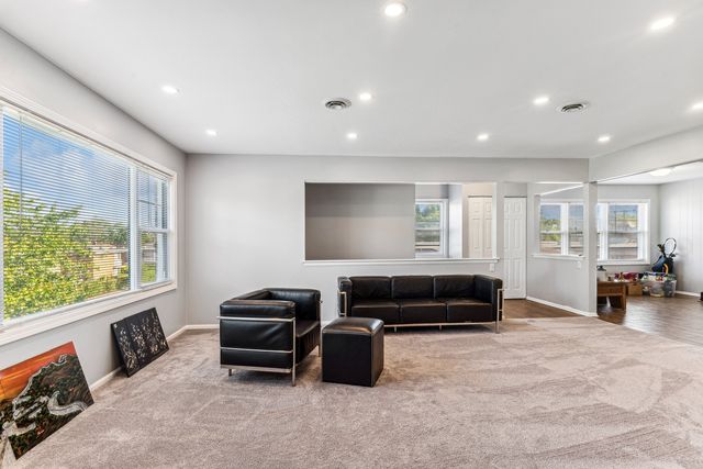 8951 Skokie Boulevard 3, Skokie, IL 60077