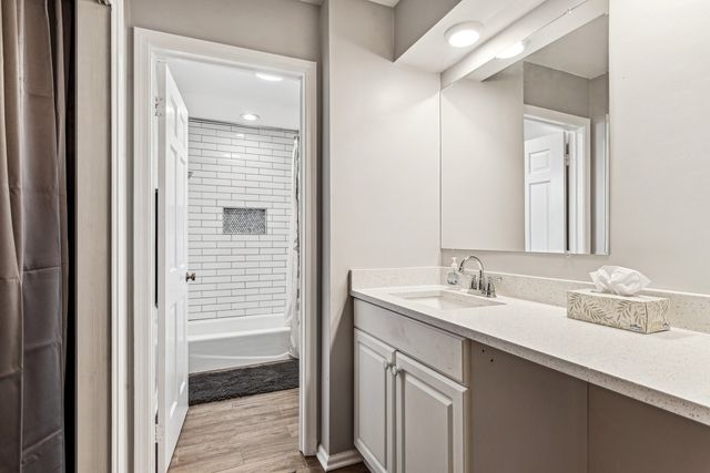 8951 Skokie Boulevard 3, Skokie, IL 60077