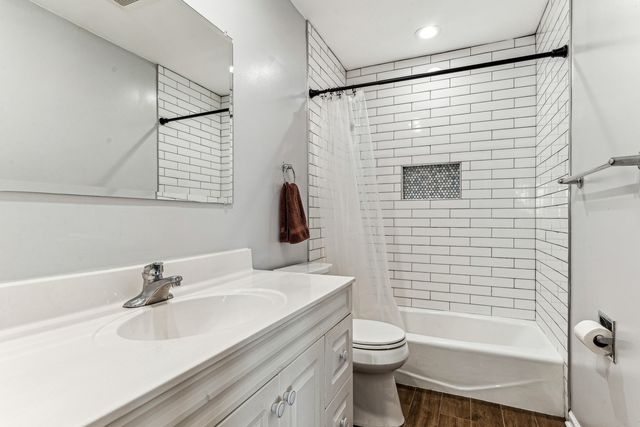 8951 Skokie Boulevard 3, Skokie, IL 60077