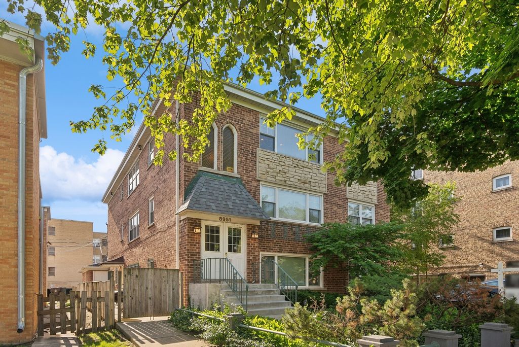 8951 Skokie Boulevard 3, Skokie, IL 60077