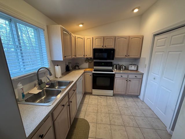 14 Garvin Road, Derry, NH 03038