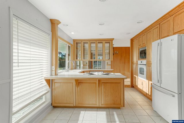 842 Kingwood Dr NW, Salem, OR 97304