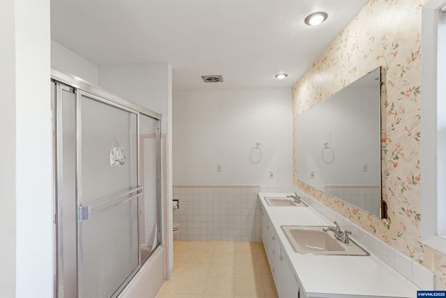 842 Kingwood Dr NW, Salem, OR 97304