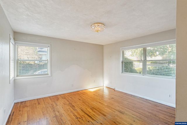 842 Kingwood Dr NW, Salem, OR 97304