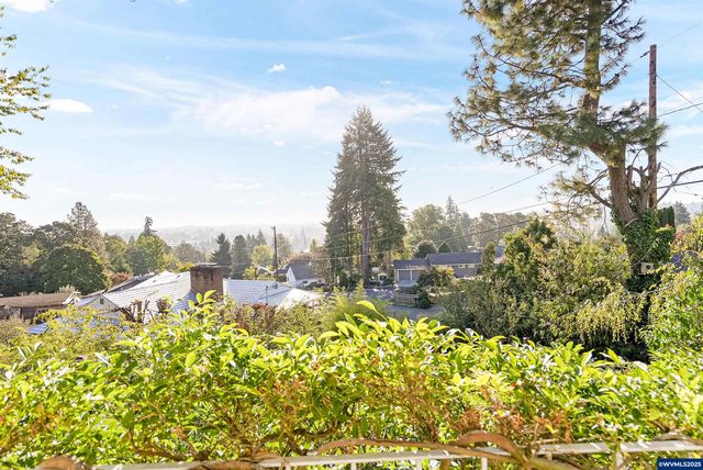 842 Kingwood Dr NW, Salem, OR 97304