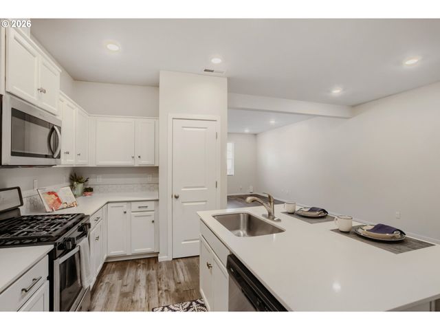 884 N 18TH Ave, Cornelius, OR 97113