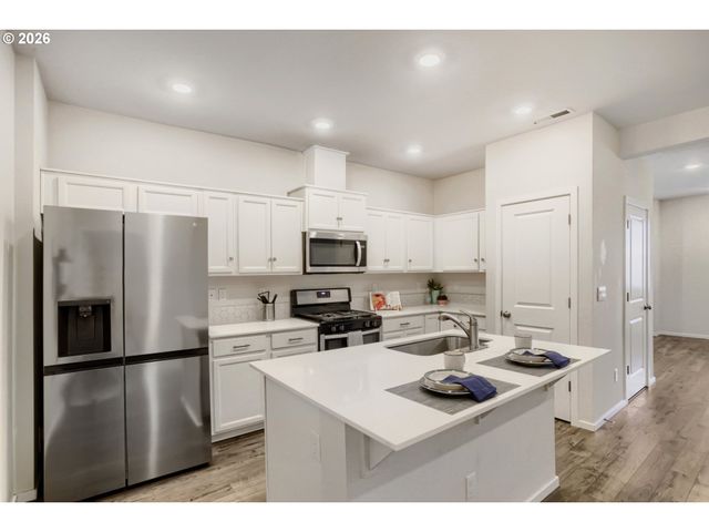 884 N 18TH Ave, Cornelius, OR 97113