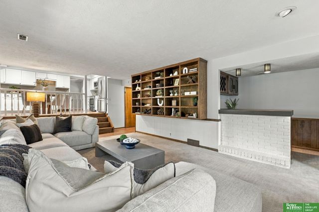 910 Wolf Lane, Bellevue, NE 68005
