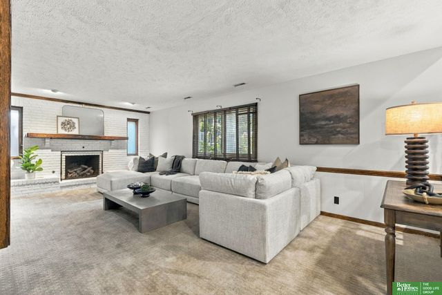 910 Wolf Lane, Bellevue, NE 68005