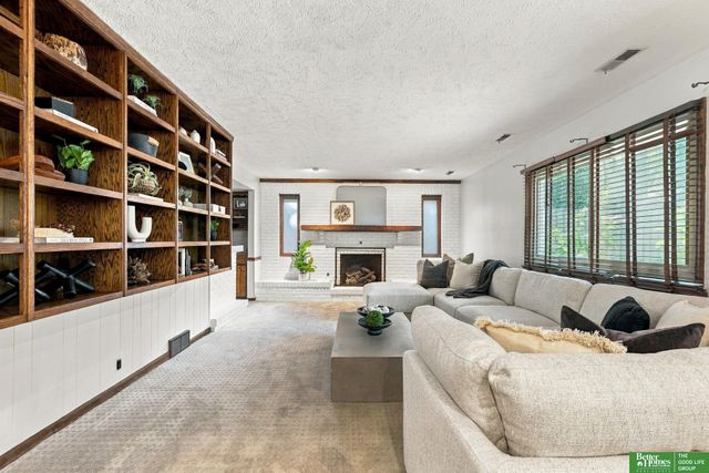 910 Wolf Lane, Bellevue, NE 68005