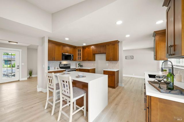 172 Salinas Dr, Vacaville, CA 95688