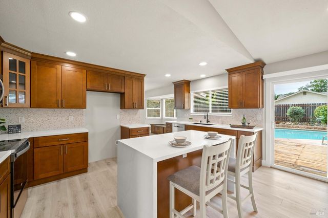 172 Salinas Dr, Vacaville, CA 95688