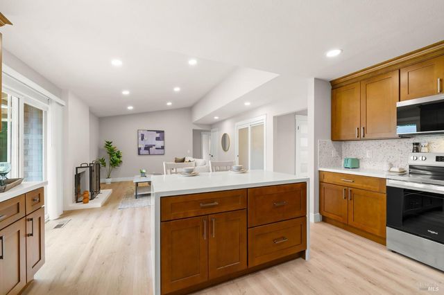 172 Salinas Dr, Vacaville, CA 95688