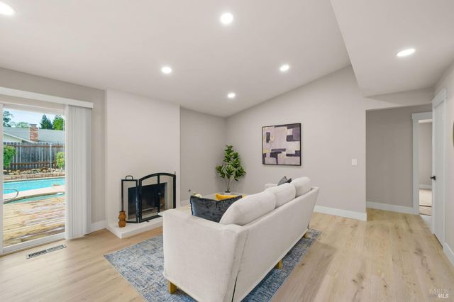 172 Salinas Dr, Vacaville, CA 95688