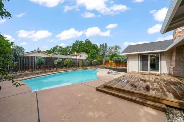 172 Salinas Dr, Vacaville, CA 95688