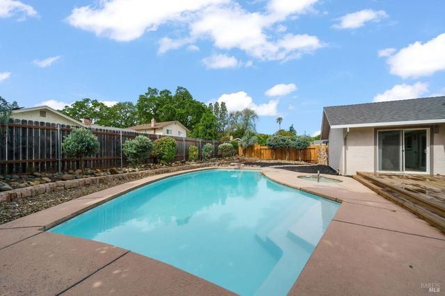 172 Salinas Dr, Vacaville, CA 95688