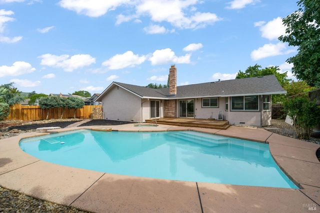 172 Salinas Dr, Vacaville, CA 95688