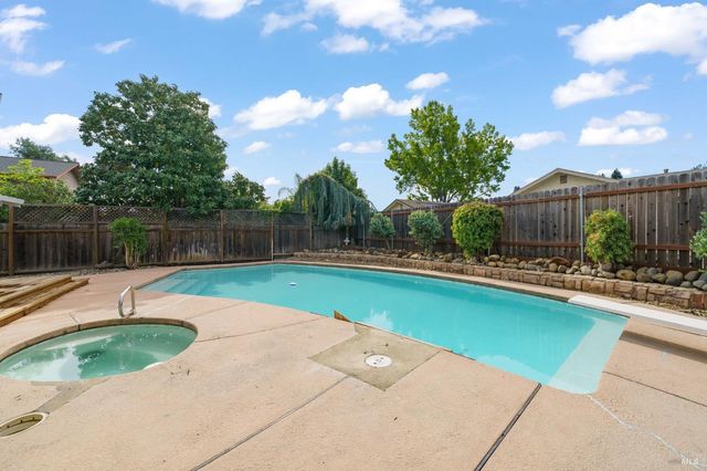 172 Salinas Dr, Vacaville, CA 95688