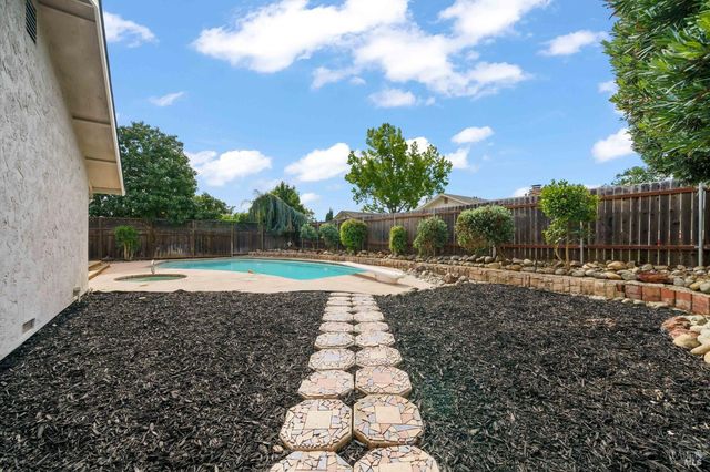172 Salinas Dr, Vacaville, CA 95688