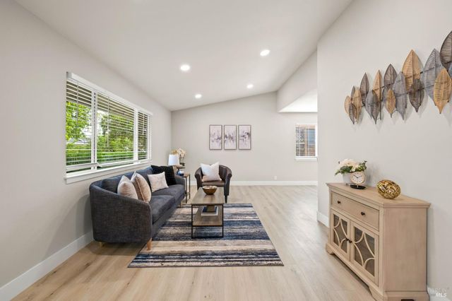 172 Salinas Dr, Vacaville, CA 95688