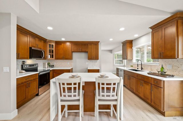 172 Salinas Dr, Vacaville, CA 95688