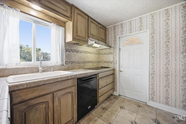 1020 Roberts Lane, Bakersfield, CA 93308
