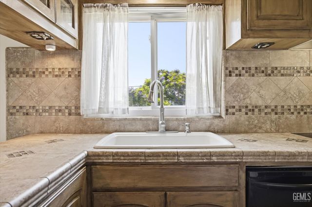 1020 Roberts Lane, Bakersfield, CA 93308