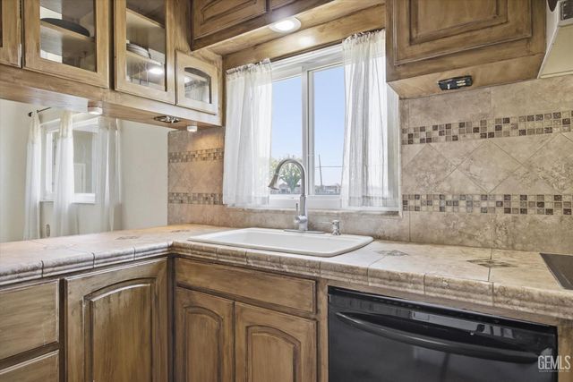 1020 Roberts Lane, Bakersfield, CA 93308